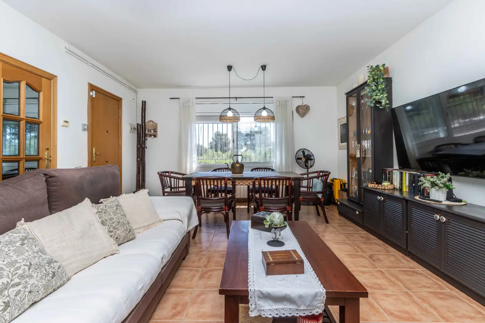 Sala d'estar de Casa o xalet en venda en Viladecavalls amb Jardí privat i Moblat
