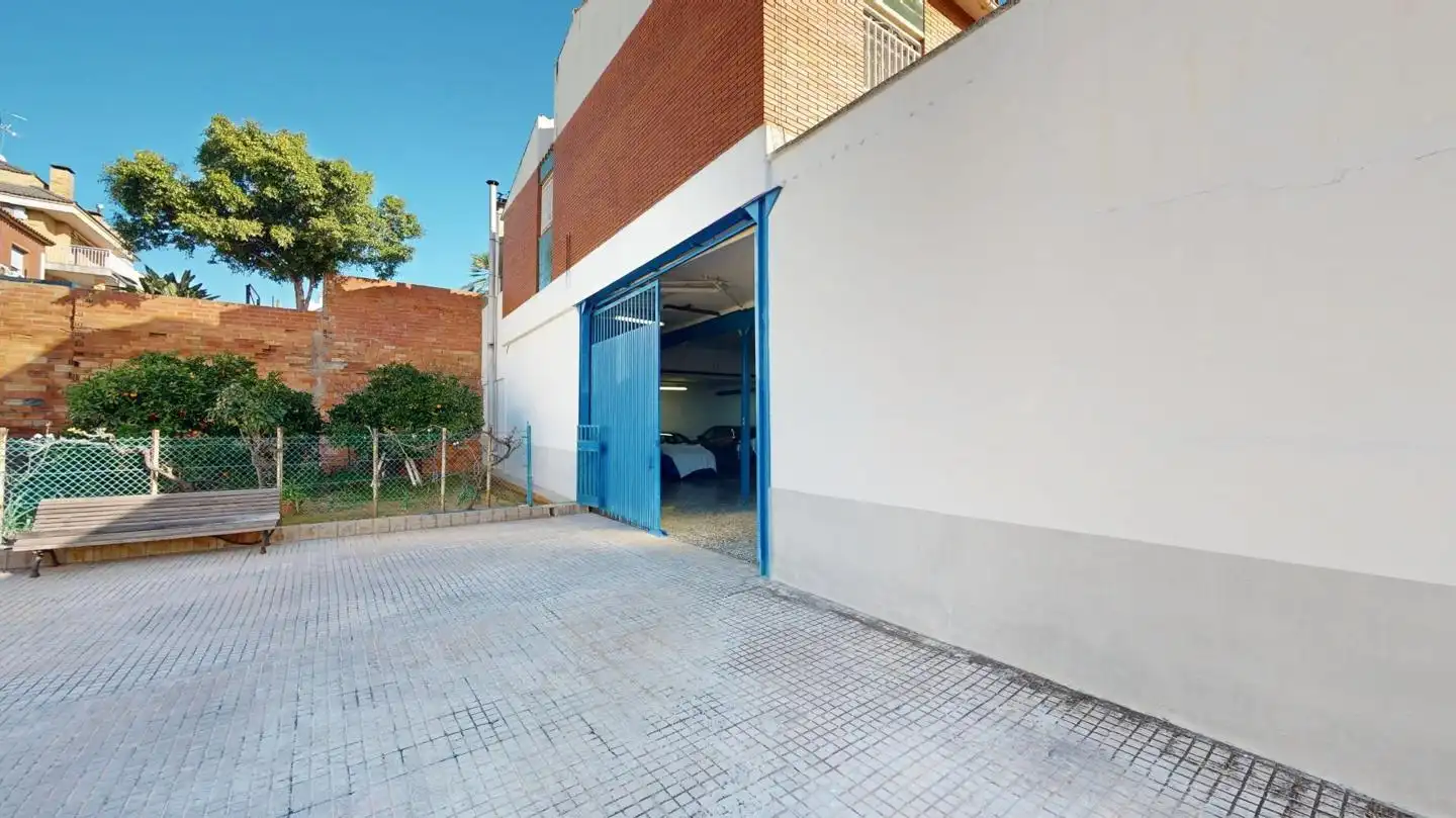 Aparcament de Casa o xalet en venda en Viladecans amb Jardí privat i Terrassa