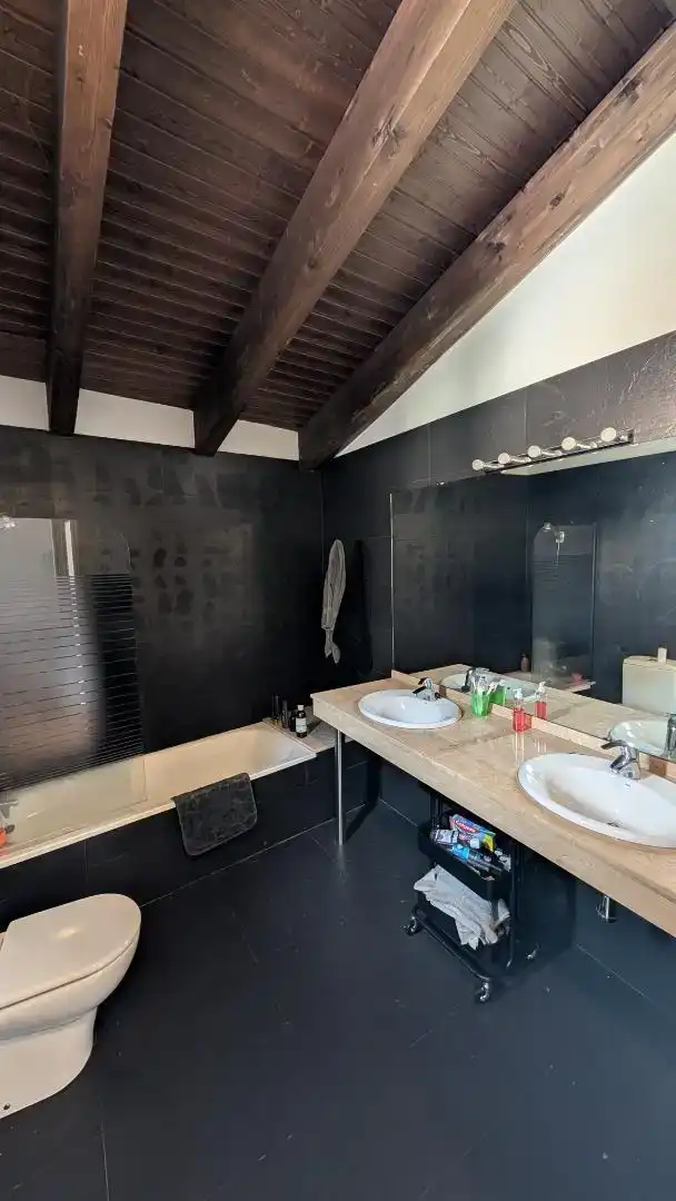 Badezimmer von Wohnung zur Miete in Cava mit Klimaanlage, Privatgarten und Parkett