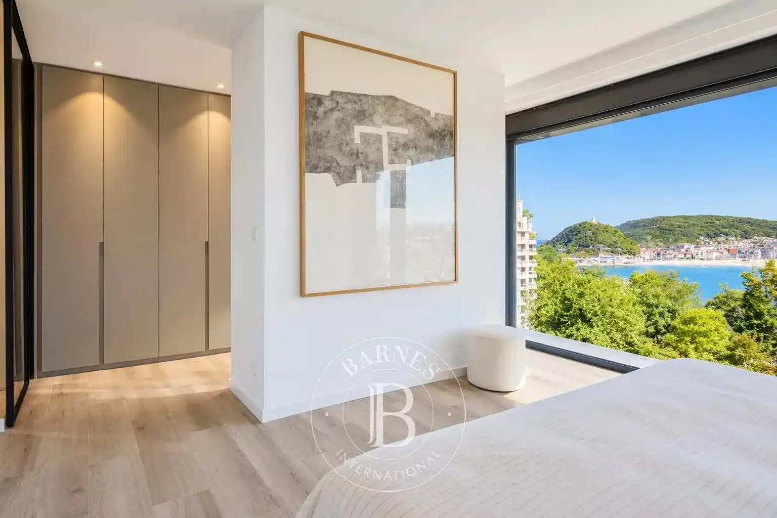Dormitori de Casa o xalet en venda en Donostia - San Sebastián  amb Calefacció, Terrassa i Piscina