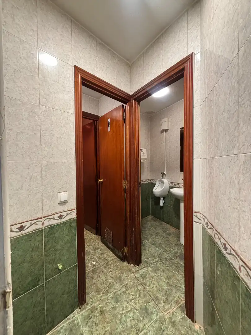 Baño de Local de alquiler en Madrid con Calefacción, Terraza y Amueblado