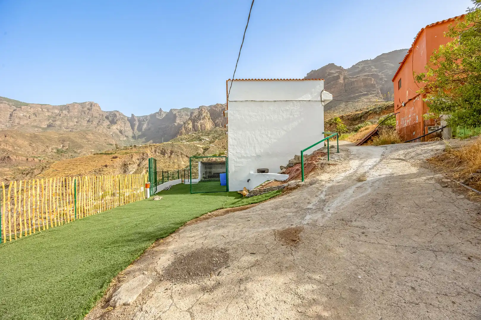 Vista exterior de Casa o xalet en venda en San Bartolomé de Tirajana amb Aire condicionat, Jardí privat i Terrassa