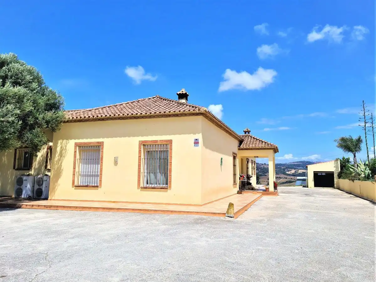 Vista exterior de Finca rústica en venda en San Martín del Tesorillo amb Piscina