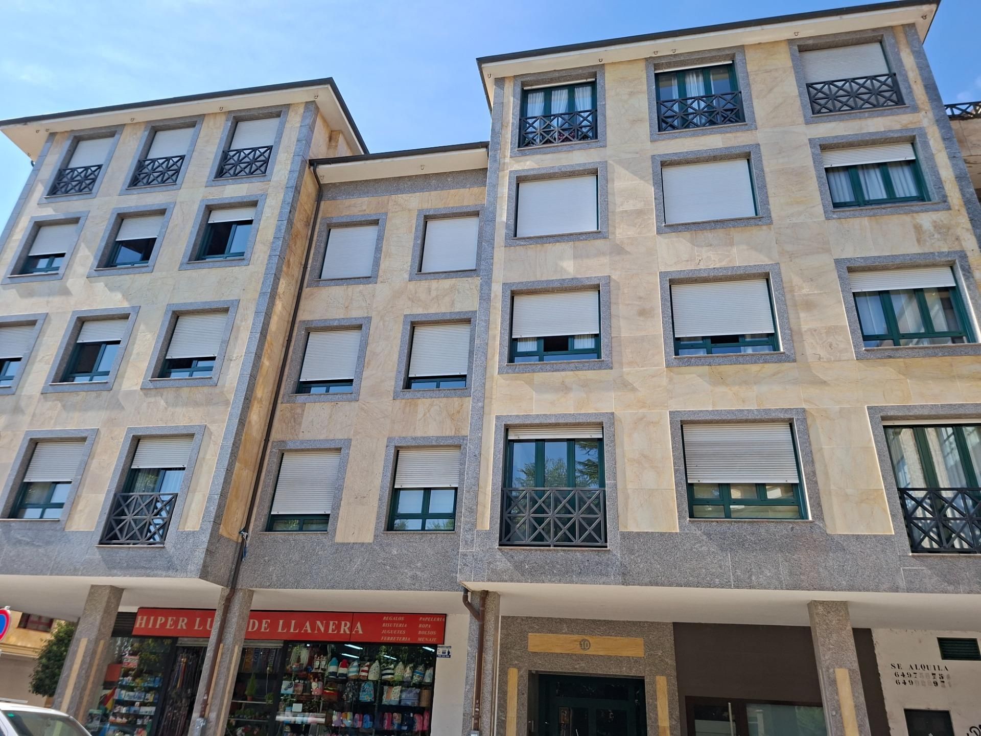 Vista exterior de Àtic en venda en Llanera amb Calefacció