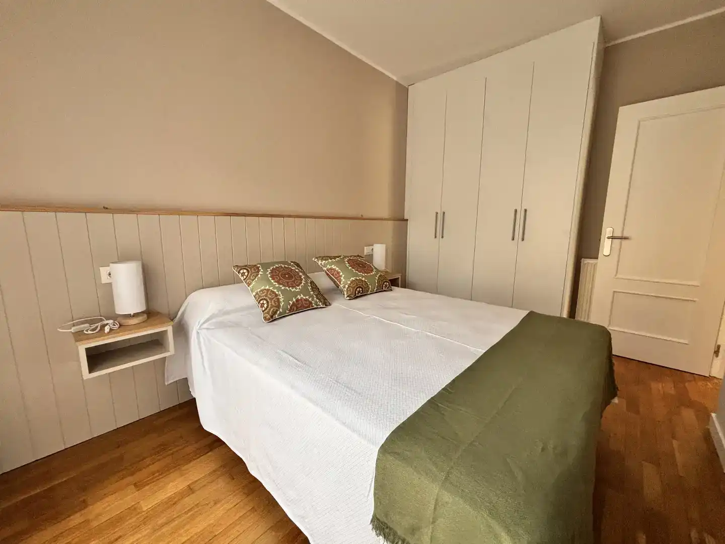 Schlafzimmer von Wohnung zur Miete in Parres mit Parkett, Möbliert und Balkon