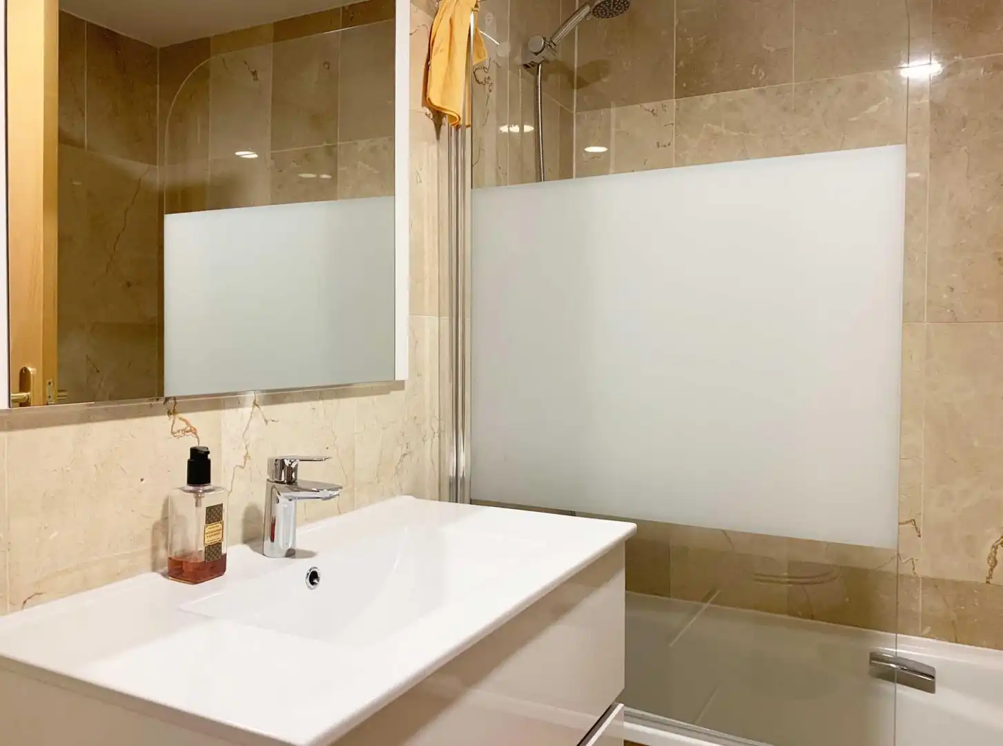 Baño de Apartamento de alquiler en Marbella con Aire acondicionado, Terraza y Trastero