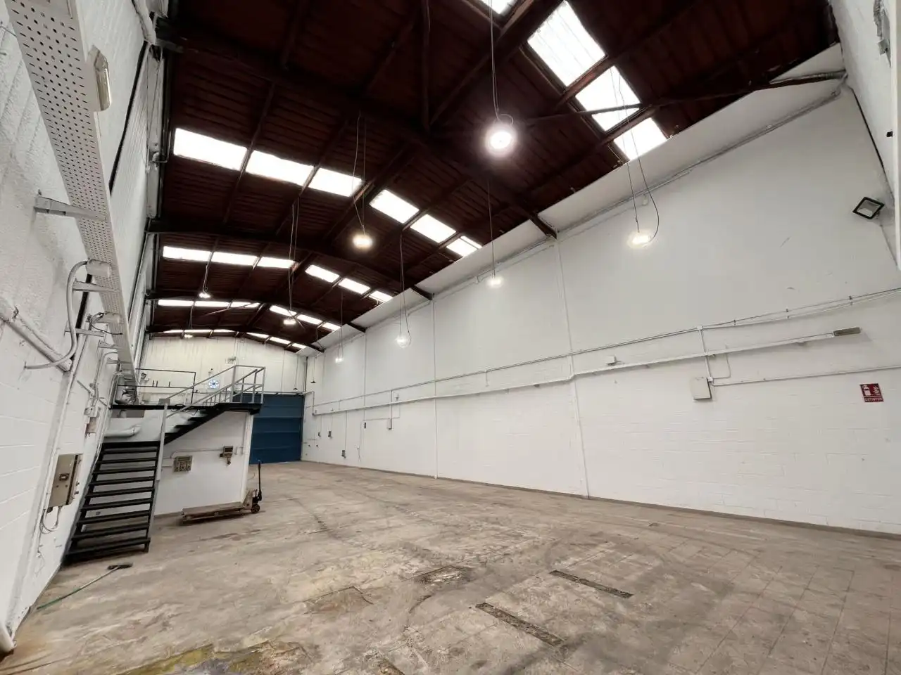 Fabrikhallen zum Verkauf in Sant Esteve Sesrovires mit Alarm
