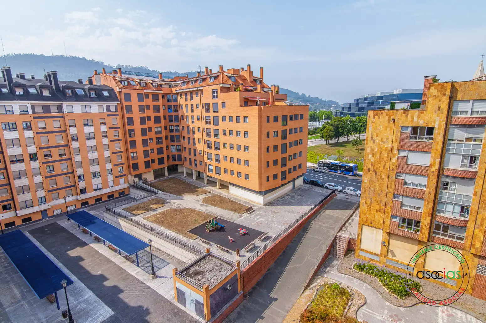 Vista exterior de Àtic en venda en Oviedo  amb Calefacció, Jardí privat i Parquet