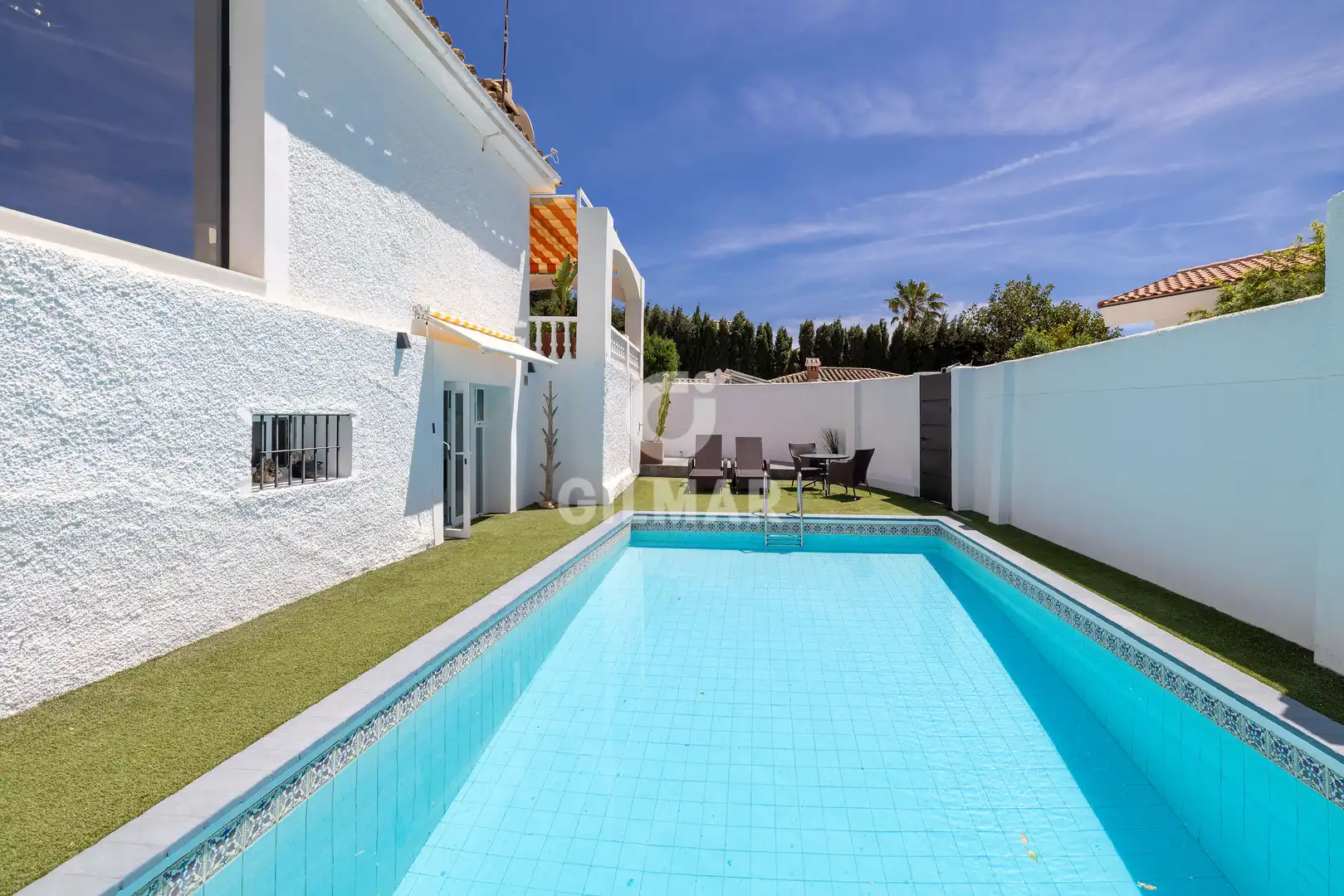 Vista exterior de Casa o xalet en venda en Benalmádena amb Jardí privat i Piscina