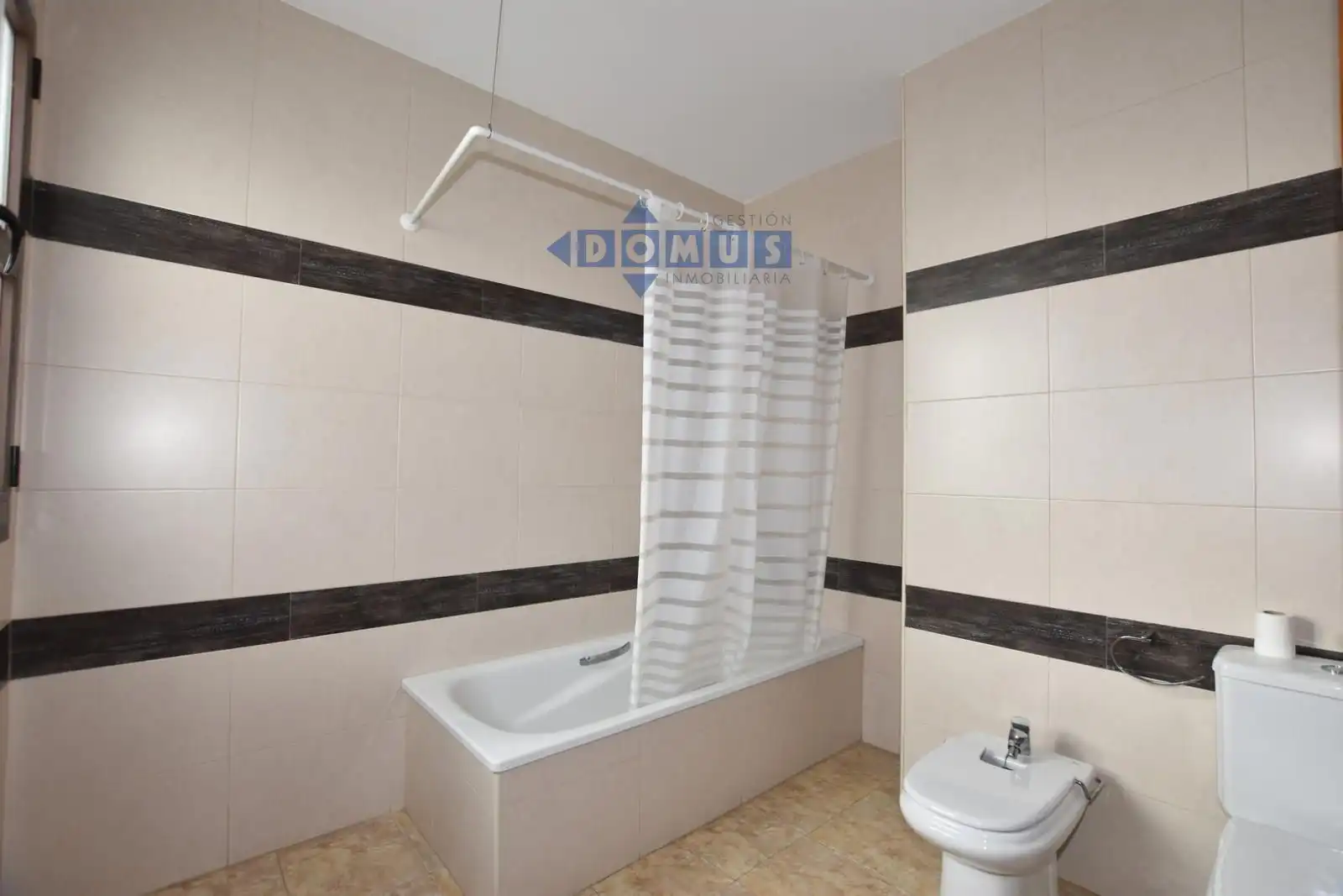 Baño de Piso de alquiler en Ronda con Aire acondicionado y Calefacción