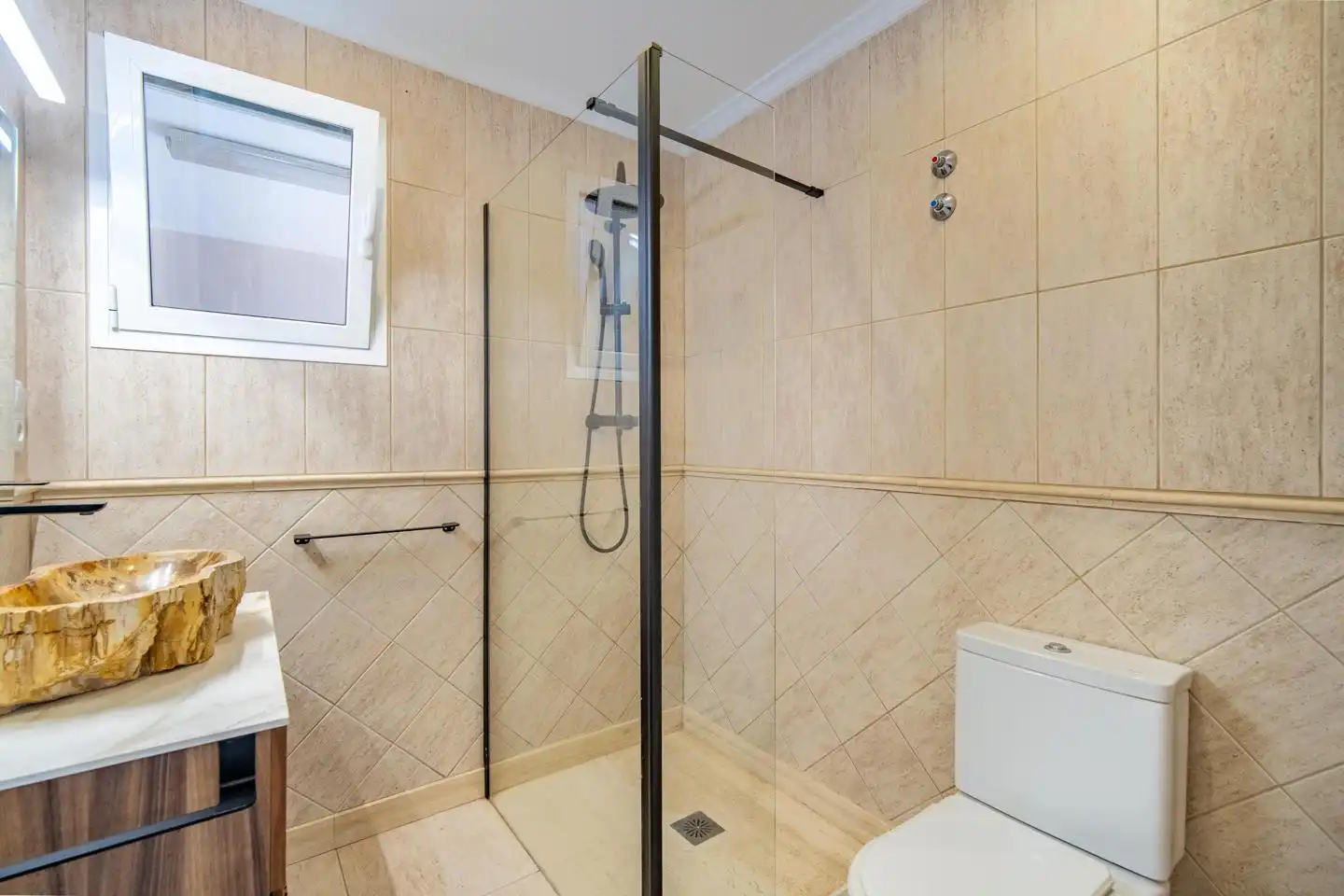 Badezimmer von Haus oder Chalet zum Verkauf in Bétera mit Klimaanlage, Heizung und Privatgarten