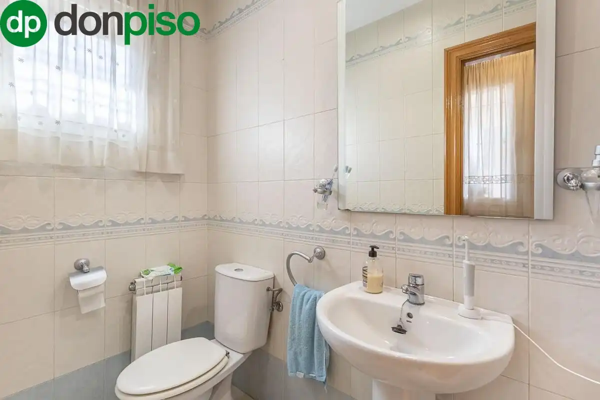 Baño de Casa adosada en venta en Granada con Calefacción, Jardín privado y Terraza