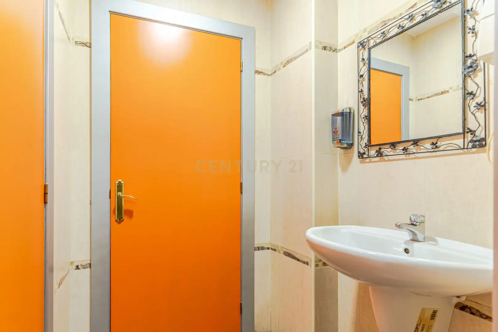 Baño de Local en venta en Las Gabias con Aire acondicionado y Alarma