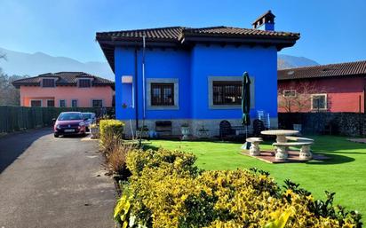 Vista exterior de Casa o xalet en venda en Llanes amb Jardí privat, Terrassa i Traster