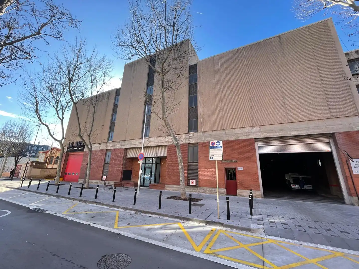 Vista exterior de Garatge en venda en Cornellà de Llobregat