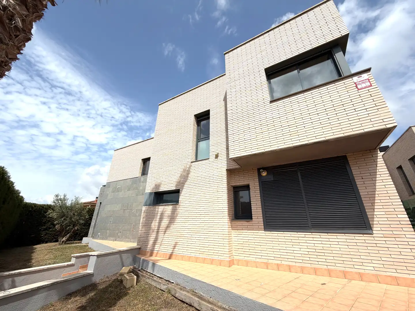 Vista exterior de Casa adosada en venda en Cambrils amb Aire condicionat, Calefacció i Jardí privat