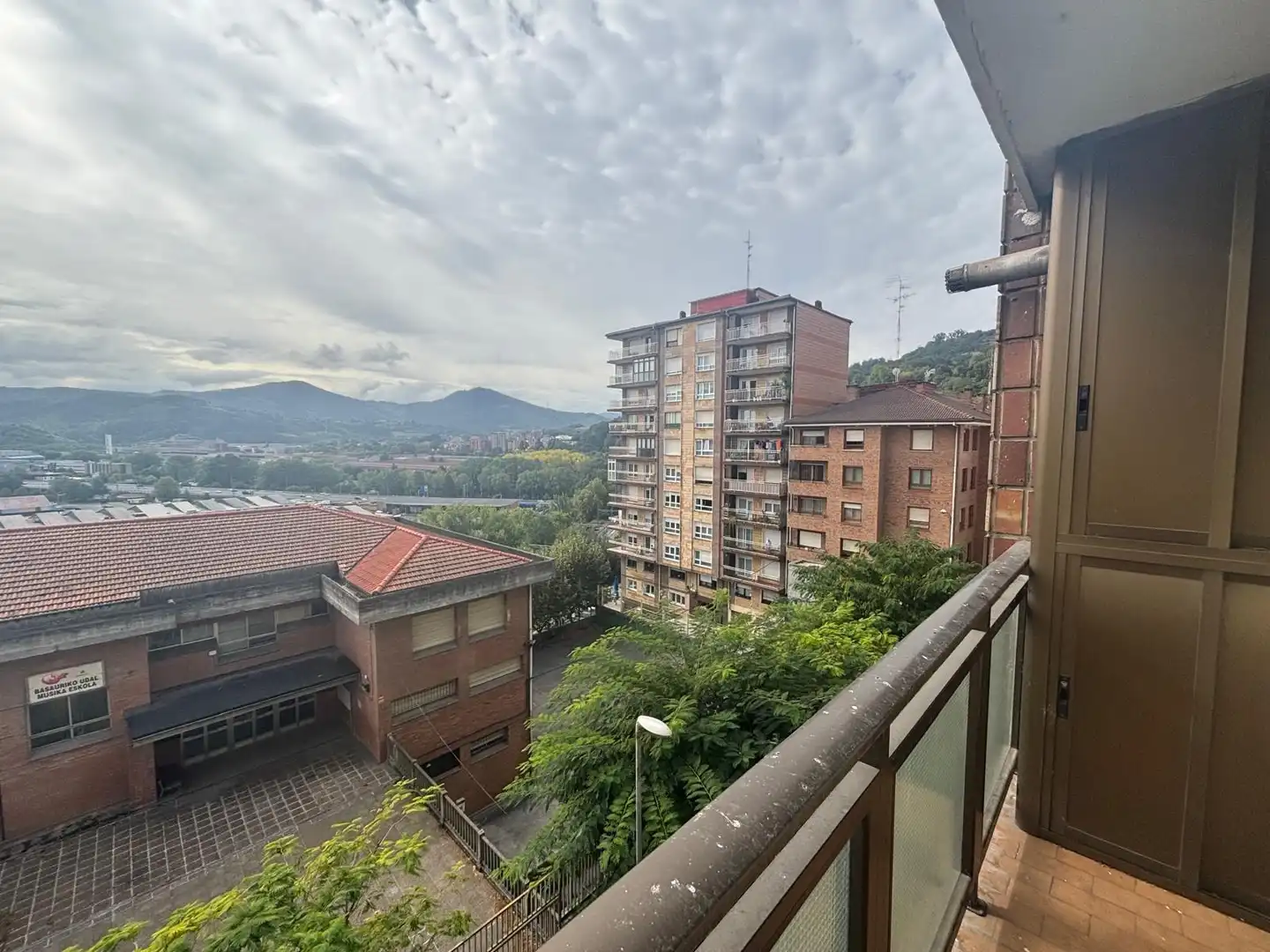 Vista exterior de Piso en venta en Basauri  con Calefacción, Amueblado y Balcón