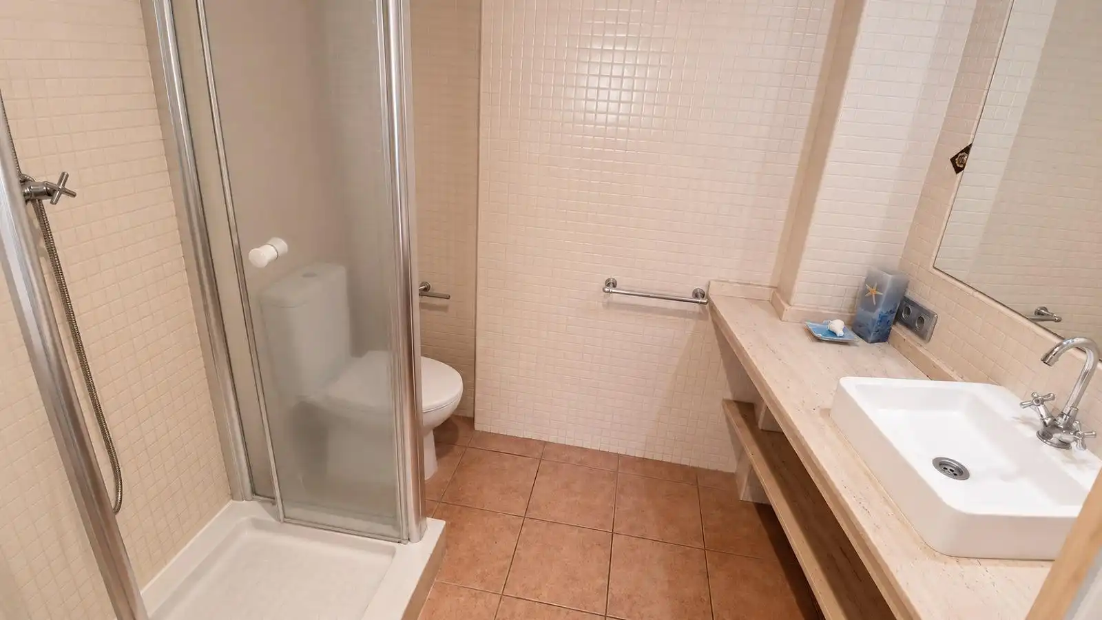 Baño de Apartamento en venta en Lleida con Calefacción, Parquet y Amueblado
