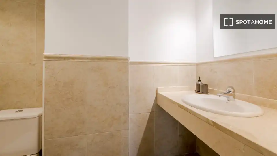 Baño de Piso para compartir en Madrid con Aire acondicionado, Calefacción y Amueblado