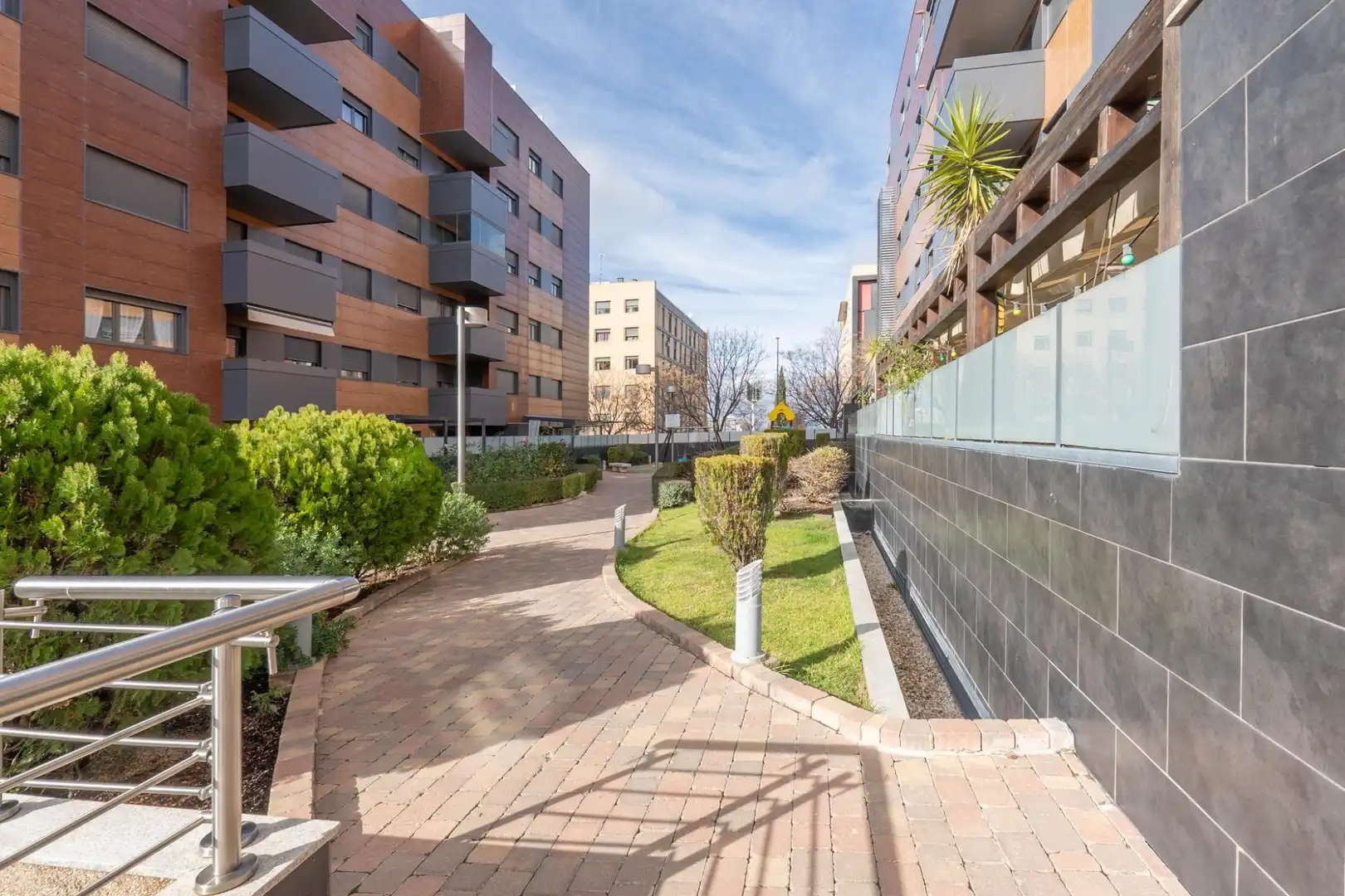 Außenansicht von Wohnung zum Verkauf in Granada mit Heizung, Privatgarten und Balkon