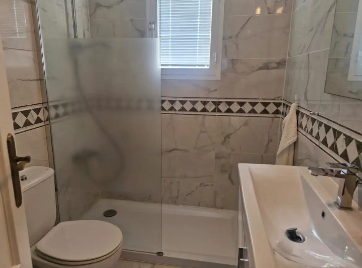 Badezimmer von Dachboden zum Verkauf in Marbella mit Klimaanlage, Terrasse und Möbliert