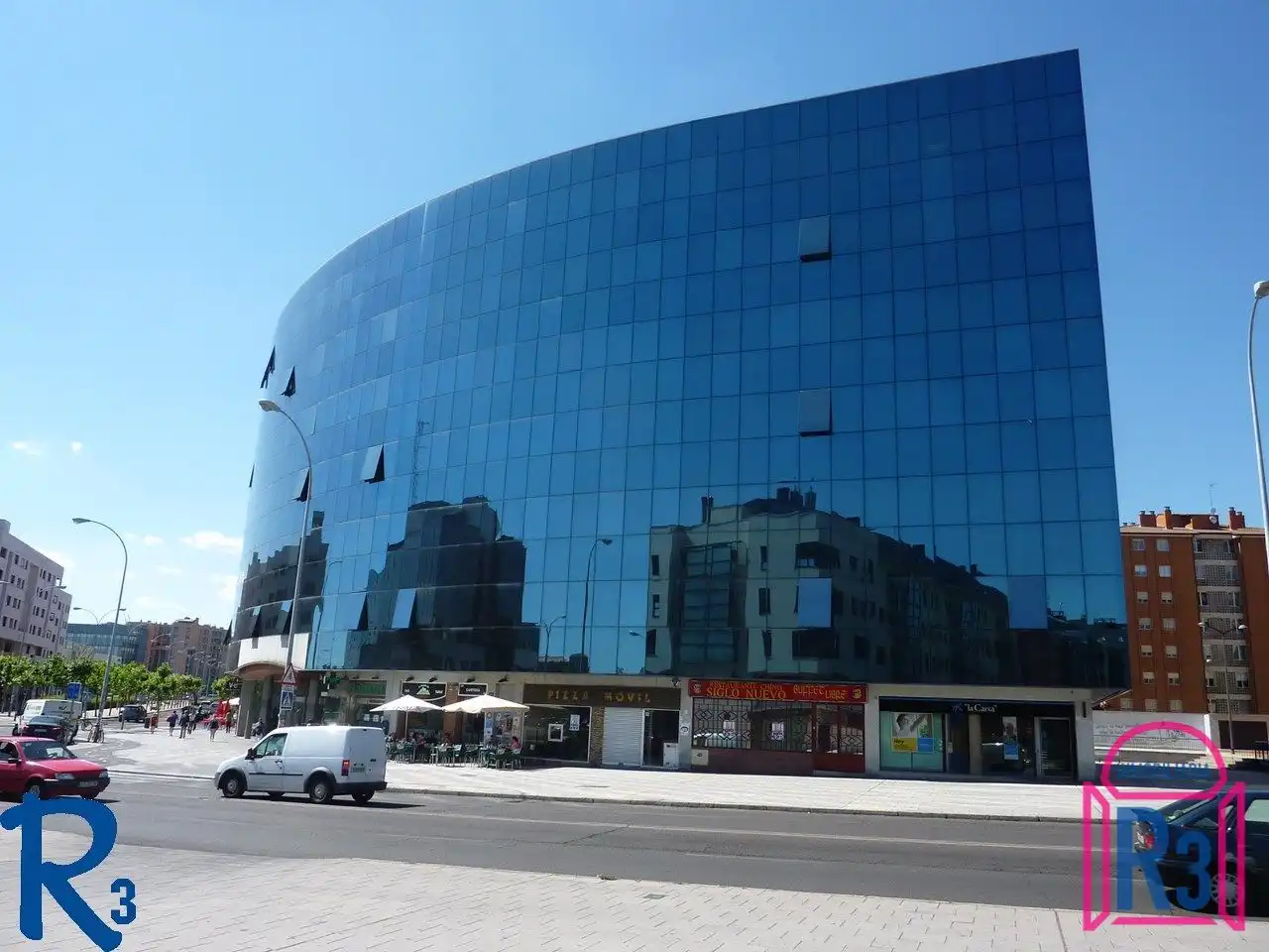 Local comercial en venda a Avenida Reyes Leoneses