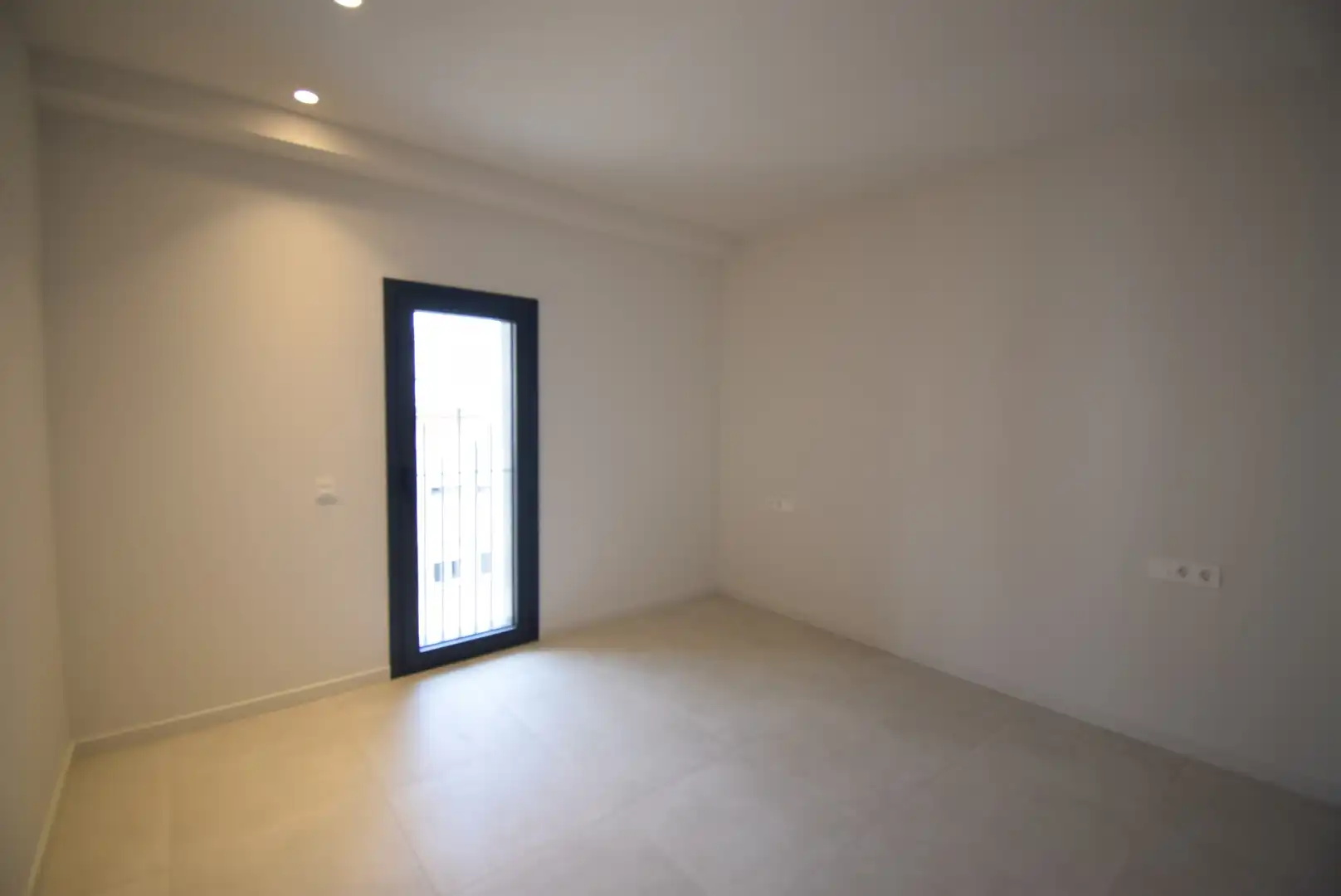 Schlafzimmer von Wohnung zur Miete in Girona mit Klimaanlage, Heizung und Balkon