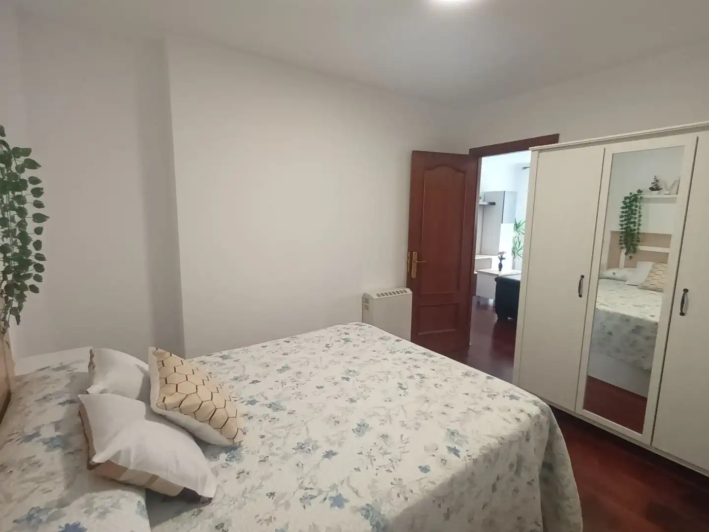 Dormitori de Pis de lloguer en Ferrol amb Calefacció, Parquet i Moblat