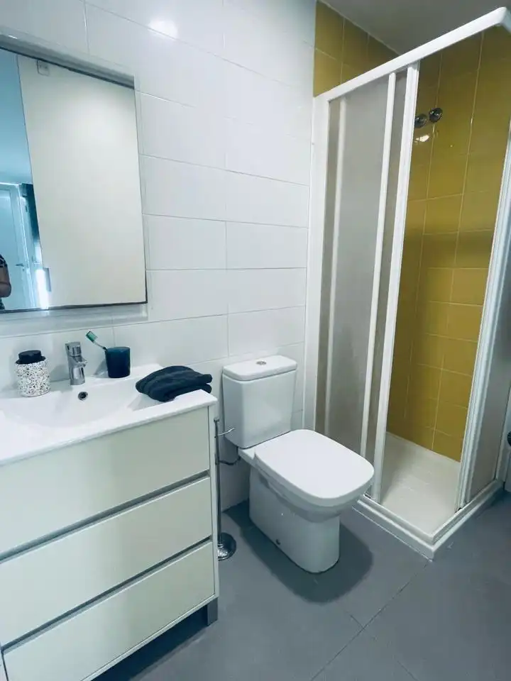Baño de Piso para compartir en Alfara del Patriarca, Valencia