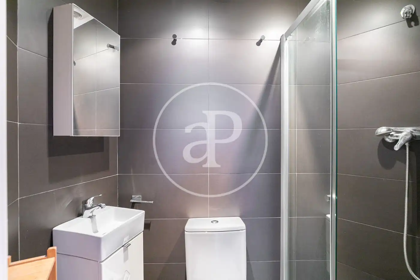 Badezimmer von Dachboden zum Verkauf in Barcelona mit Klimaanlage, Heizung und Terrasse