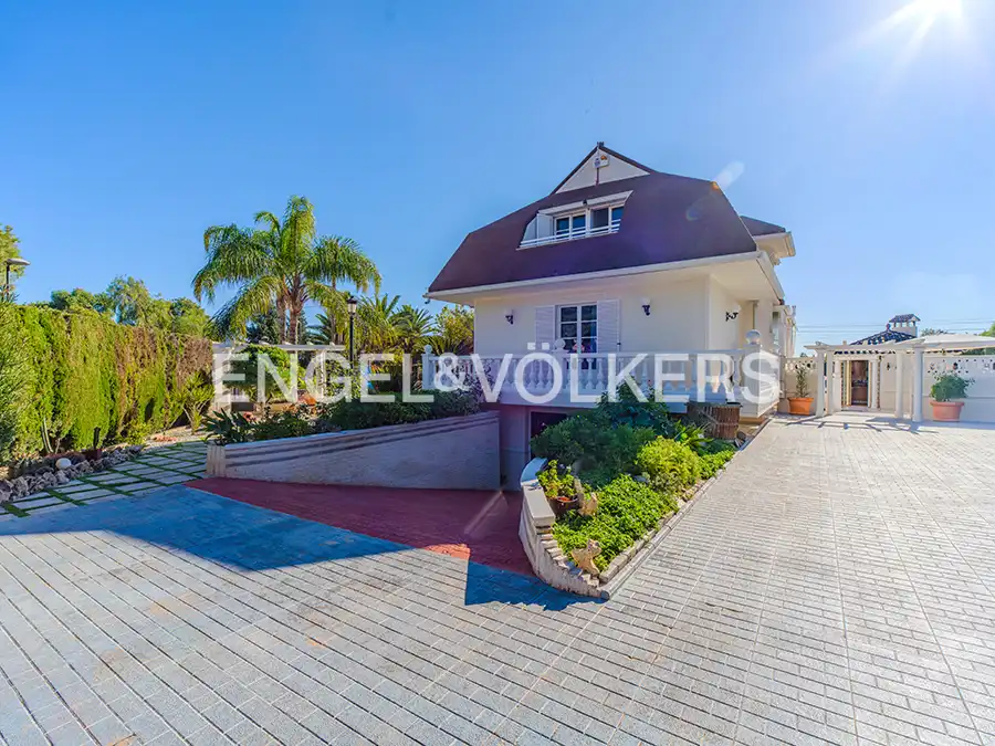 Exterior view of Houses for sale in San Vicente del Raspeig / Sant Vicent del Raspeig  with Air Conditioner, Heating and Private garden