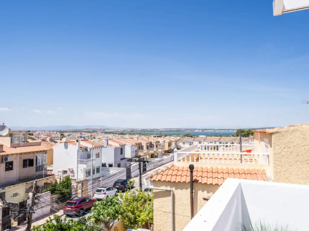 Vista exterior de Apartament en venda en Torrevieja amb Aire condicionat i Piscina
