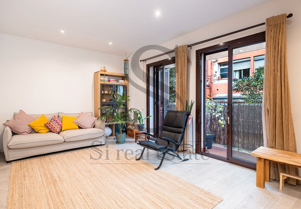Exterior view of Flat for sale in  Barcelona Capital  with Air Conditioner, Heating and Parquet flooring