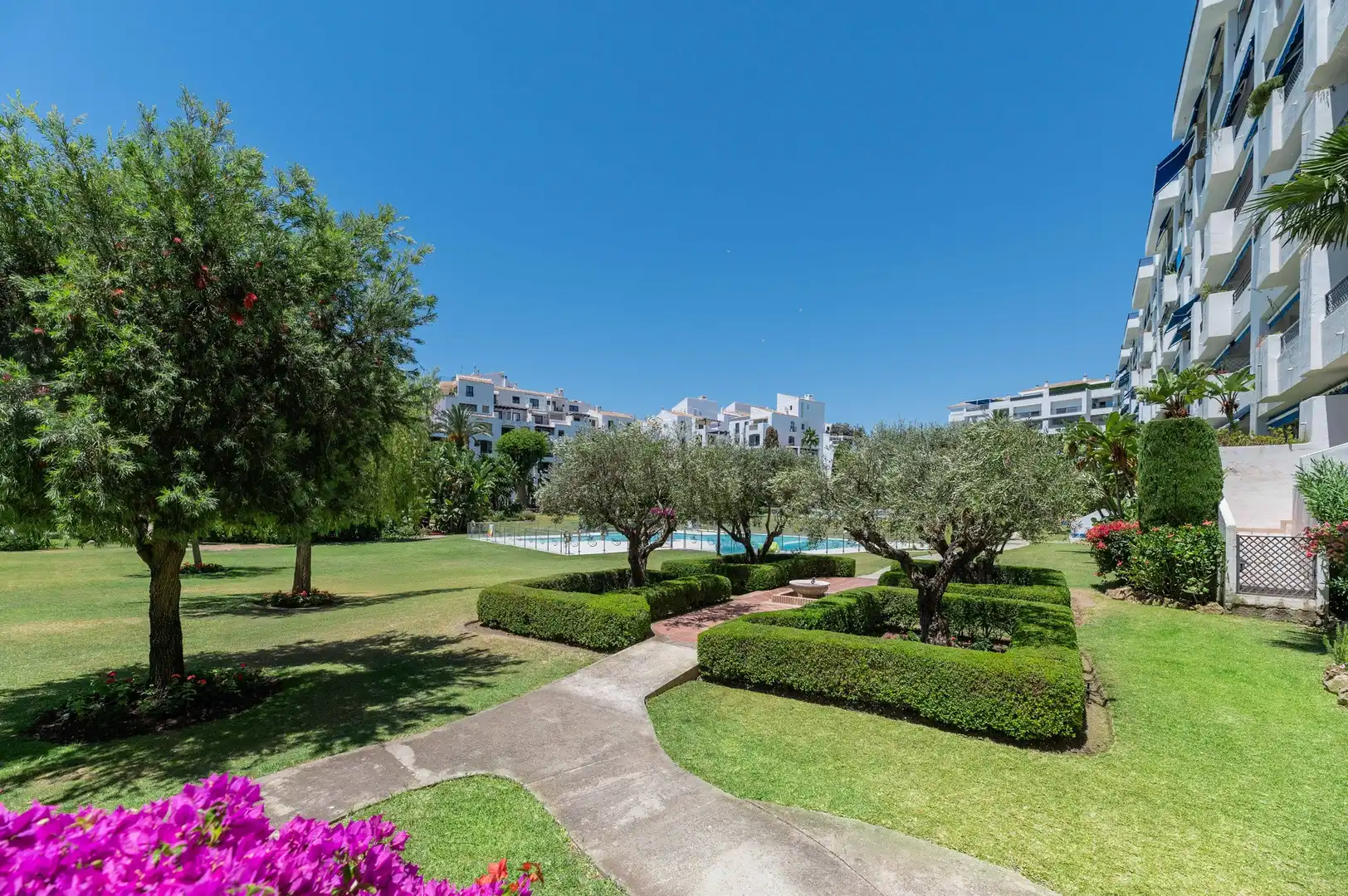 Apartament amb piscina en venda a Nueva Andalucía, imagen 3