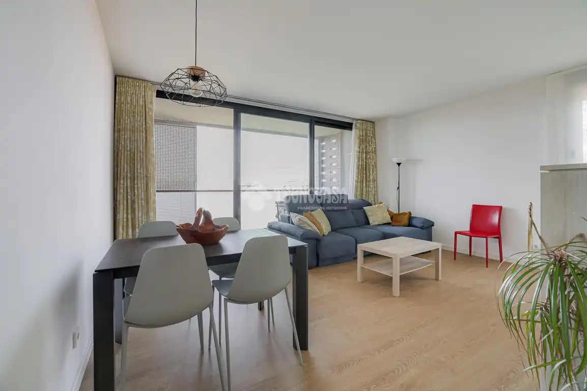 Sala d'estar de Pis en venda en L'Hospitalet de Llobregat amb Traster i Balcó