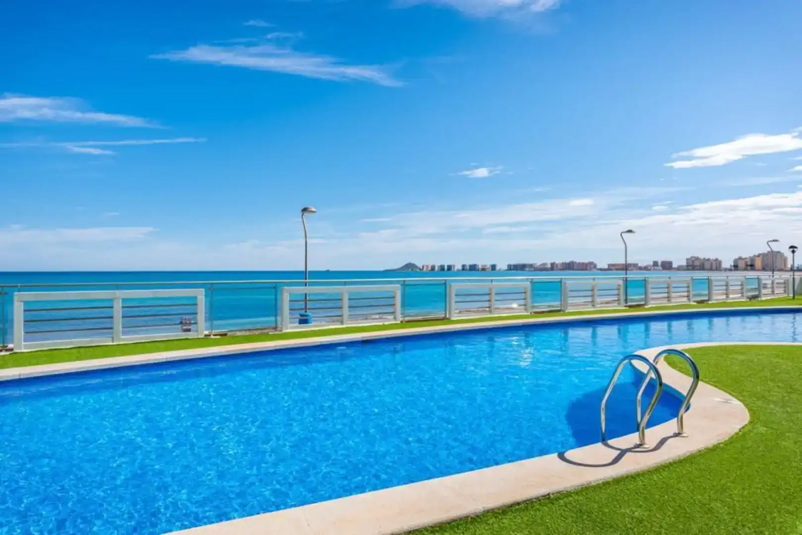 Piscina de Apartament en venda en La Manga del Mar Menor amb Aire condicionat, Piscina i Balcó