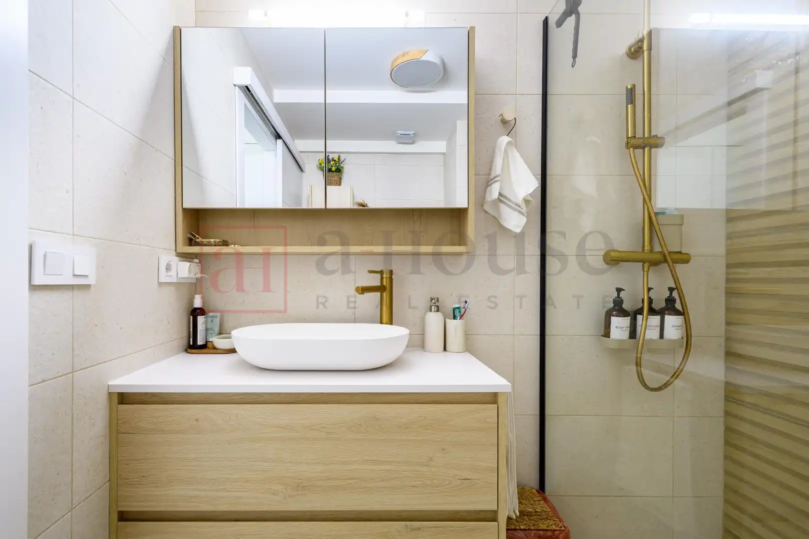 Bathroom of Flat for sale in Barcelona  with Air Conditioner, Heating and Storage room