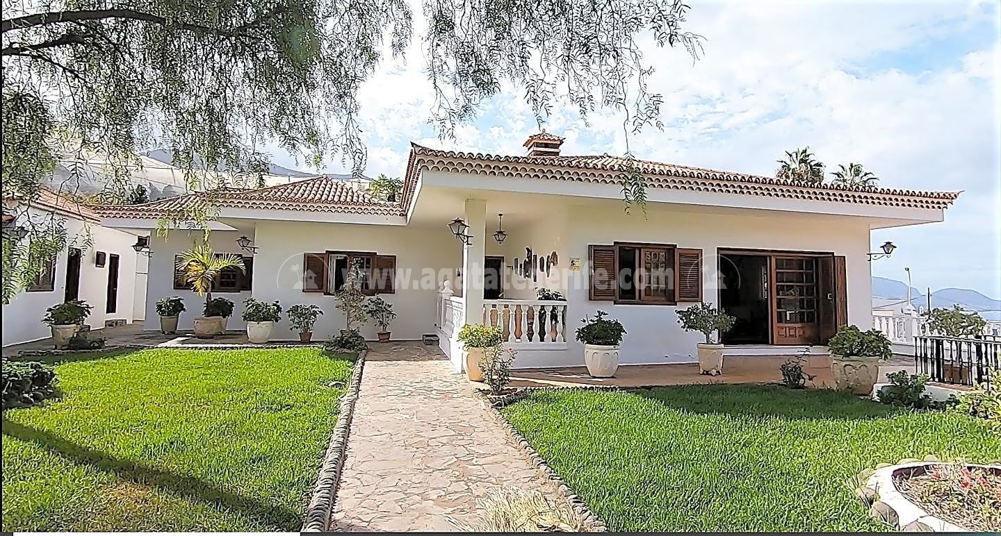 Exterior view of House or chalet for sale in Icod de los Vinos  with Parquet flooring, Terrace and Storage room