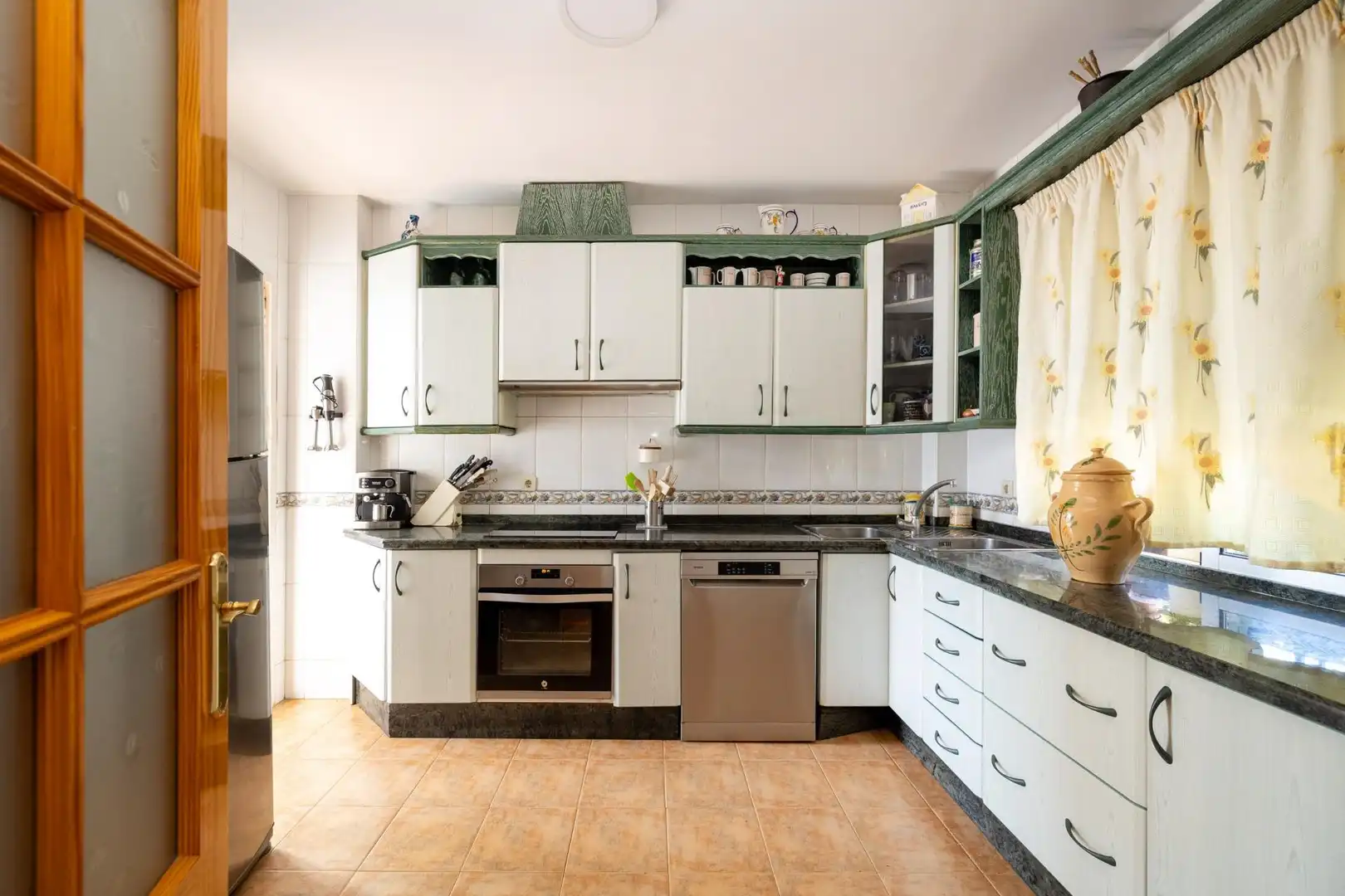 Cocina de Casa o chalet en venta en Cúllar Vega con Aire acondicionado, Calefacción y Jardín privado