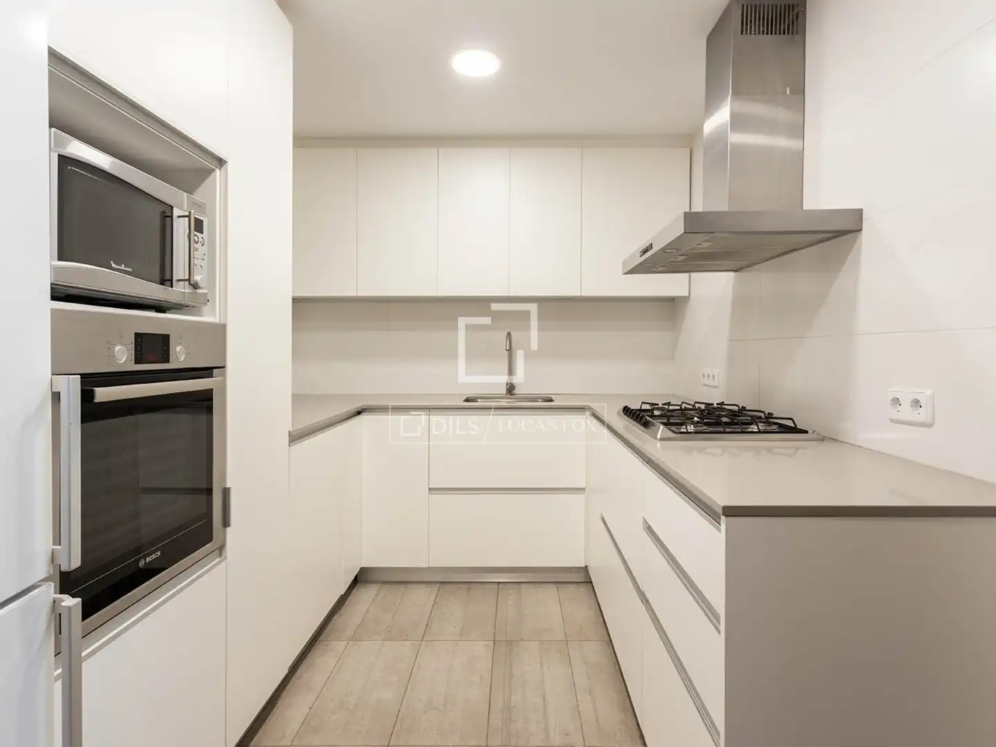 Küche von Wohnung zum Verkauf in Barcelona mit Klimaanlage und Heizung