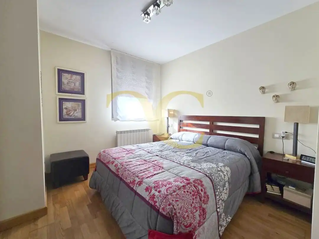 Schlafzimmer von Dachboden zum Verkauf in Llanes mit Heizung, Privatgarten und Terrasse