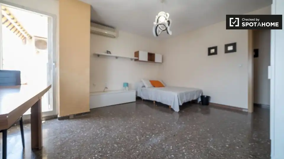 Habitación de Piso de alquiler en Valencia con Aire acondicionado, Calefacción y Amueblado