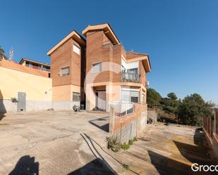 Vista exterior de Casa o xalet en venda en Sant Boi de Llobregat amb Calefacció, Jardí privat i Parquet