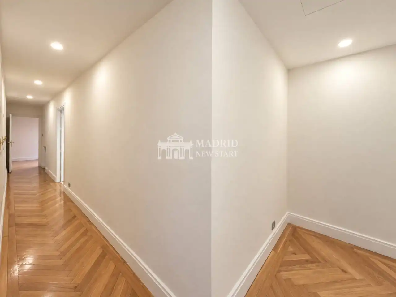 Bedroom of Flat for rent in Madrid  with Air Conditioner, Heating and Parquet flooring