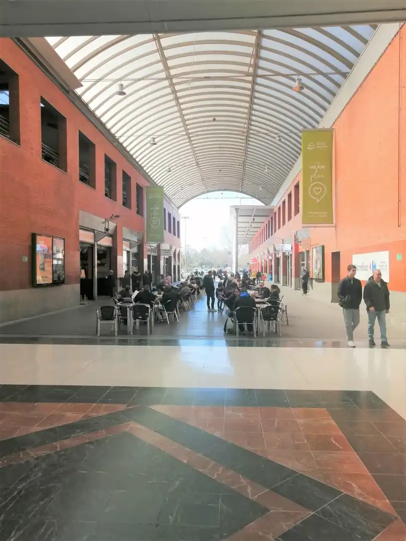 Vista exterior de Local en venda en Madrid amb Aire condicionat i Calefacció