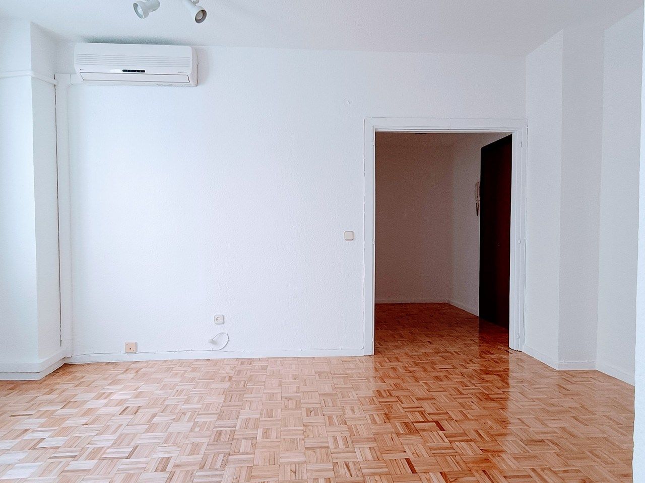 Flat for rent in  Madrid Capital  with Air Conditioner, Heating and Parquet flooring
