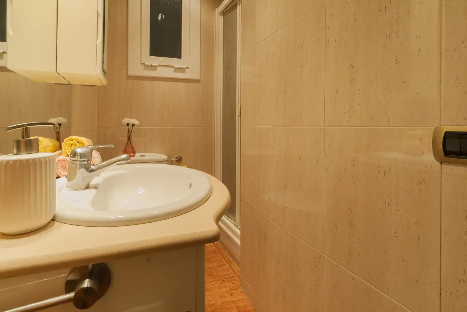Badezimmer von Wohnung zum Verkauf in Barcelona mit Waschmaschine