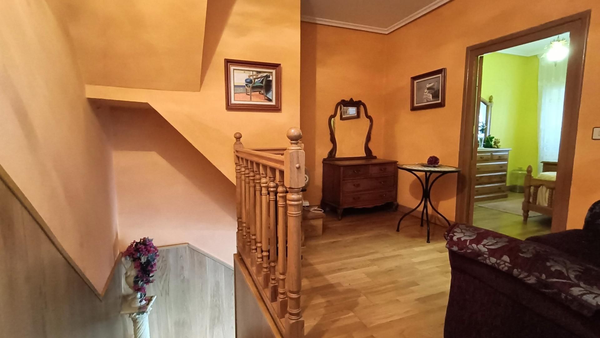 Casa adosada en venda en Lena amb Calefacció