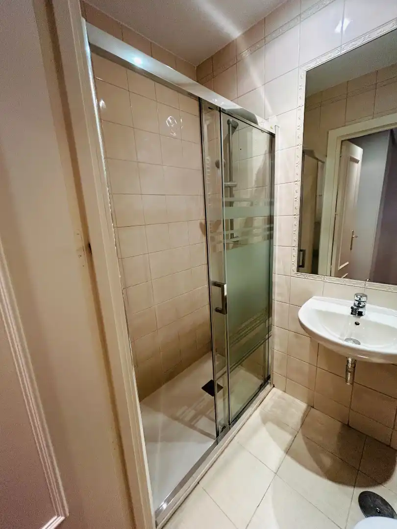 Baño de Piso de alquiler en Madrid con Aire acondicionado, Calefacción y Parquet
