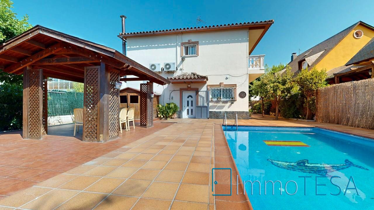 Exterior view of House or chalet for sale in Barberà del Vallès  with Air Conditioner, Heating and Private garden